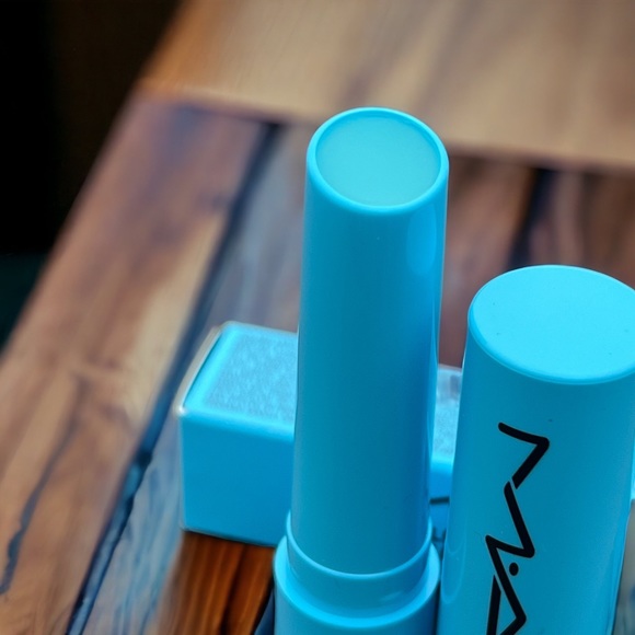 MAC Squirt Plumping Gloss Stick in Nova - Picture 3 of 14